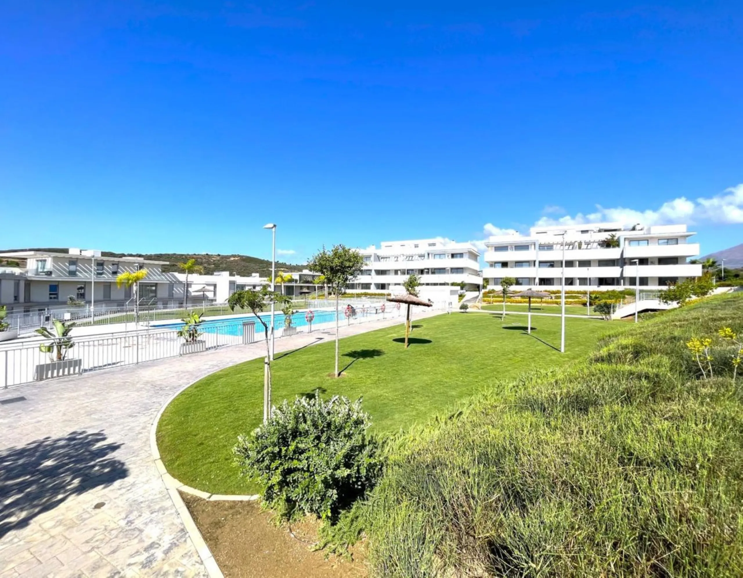 BRIGHT AND TRANQUIL PENTHOUSE WITH SEA VIEWS ON THE COSTA DEL SOL. This charming penthouse is located in an excellent area of Estepona, just 700 meters from the beach, allowing you to enjoy the sea and Mediterranean climate. Additionally, it is ideally si