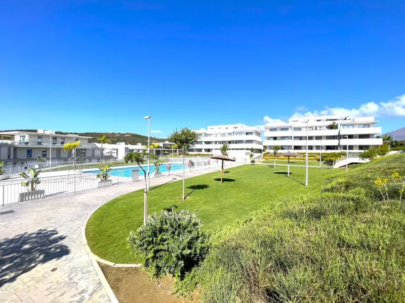 BRIGHT AND TRANQUIL PENTHOUSE WITH SEA VIEWS ON THE COSTA DEL SOL. This charming penthouse is located in an excellent area of Estepona, just 700 meters from the beach, allowing you to enjoy the sea and Mediterranean climate. Additionally, it is ideally si