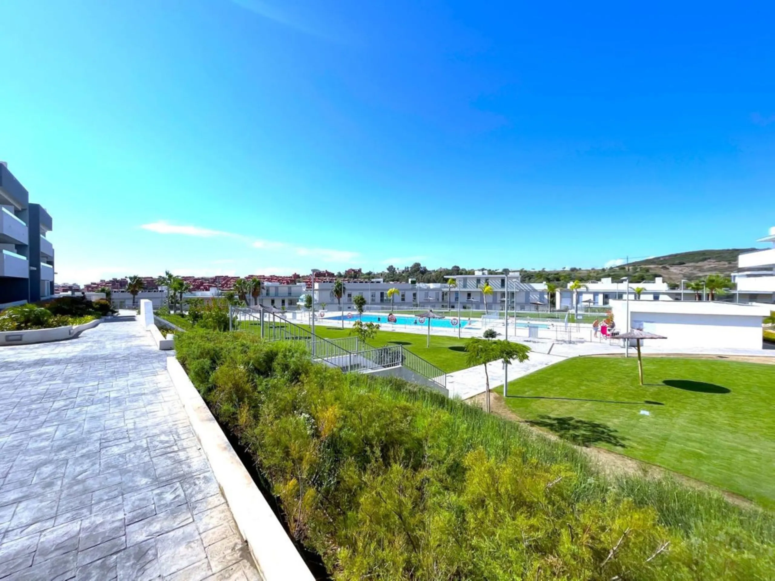 BRIGHT AND TRANQUIL PENTHOUSE WITH SEA VIEWS ON THE COSTA DEL SOL. This charming penthouse is located in an excellent area of Estepona, just 700 meters from the beach, allowing you to enjoy the sea and Mediterranean climate. Additionally, it is ideally si