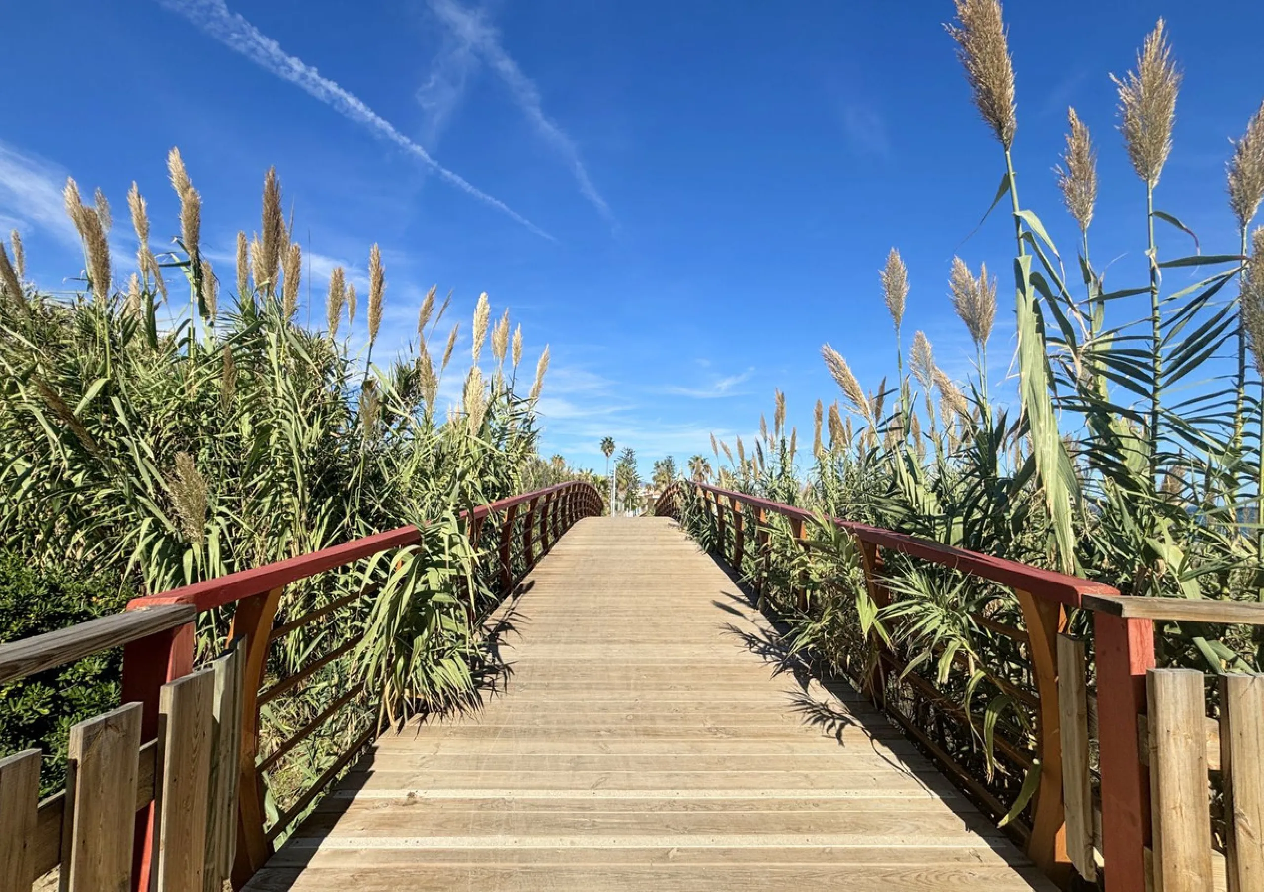 BRIGHT AND TRANQUIL PENTHOUSE WITH SEA VIEWS ON THE COSTA DEL SOL. This charming penthouse is located in an excellent area of Estepona, just 700 meters from the beach, allowing you to enjoy the sea and Mediterranean climate. Additionally, it is ideally si