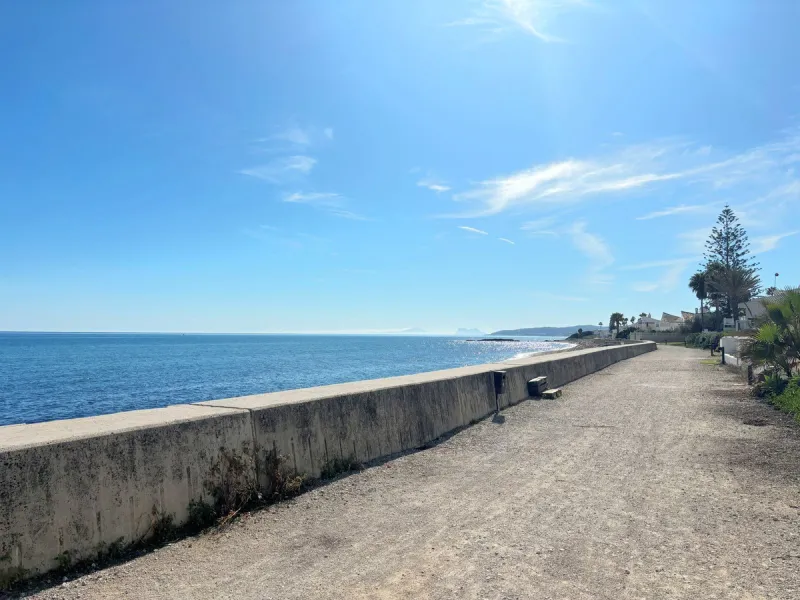 BRIGHT AND TRANQUIL PENTHOUSE WITH SEA VIEWS ON THE COSTA DEL SOL. This charming penthouse is located in an excellent area of Estepona, just 700 meters from the beach, allowing you to enjoy the sea and Mediterranean climate. Additionally, it is ideally si