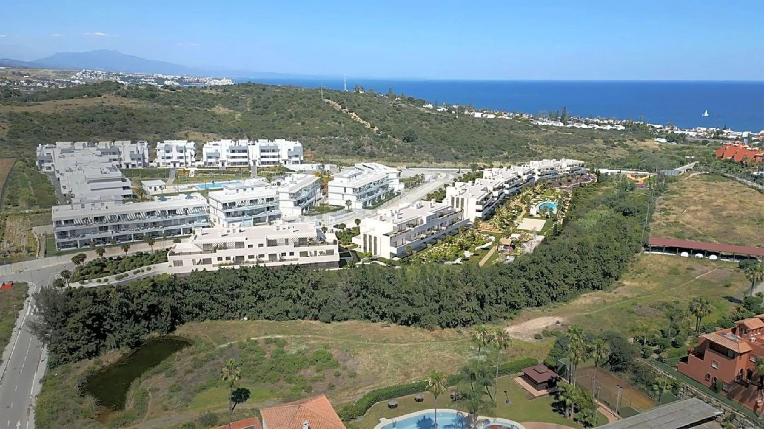 BRIGHT AND TRANQUIL PENTHOUSE WITH SEA VIEWS ON THE COSTA DEL SOL. This charming penthouse is located in an excellent area of Estepona, just 700 meters from the beach, allowing you to enjoy the sea and Mediterranean climate. Additionally, it is ideally si