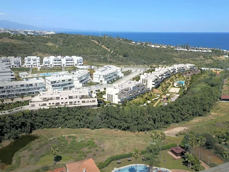 BRIGHT AND TRANQUIL PENTHOUSE WITH SEA VIEWS ON THE COSTA DEL SOL. This charming penthouse is located in an excellent area of Estepona, just 700 meters from the beach, allowing you to enjoy the sea and Mediterranean climate. Additionally, it is ideally si