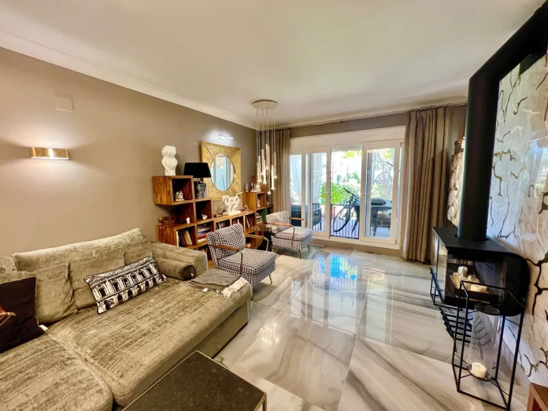 Spacious ground floor apartment beachfront promenade San Pedro de Alcantara. Costa del Sol