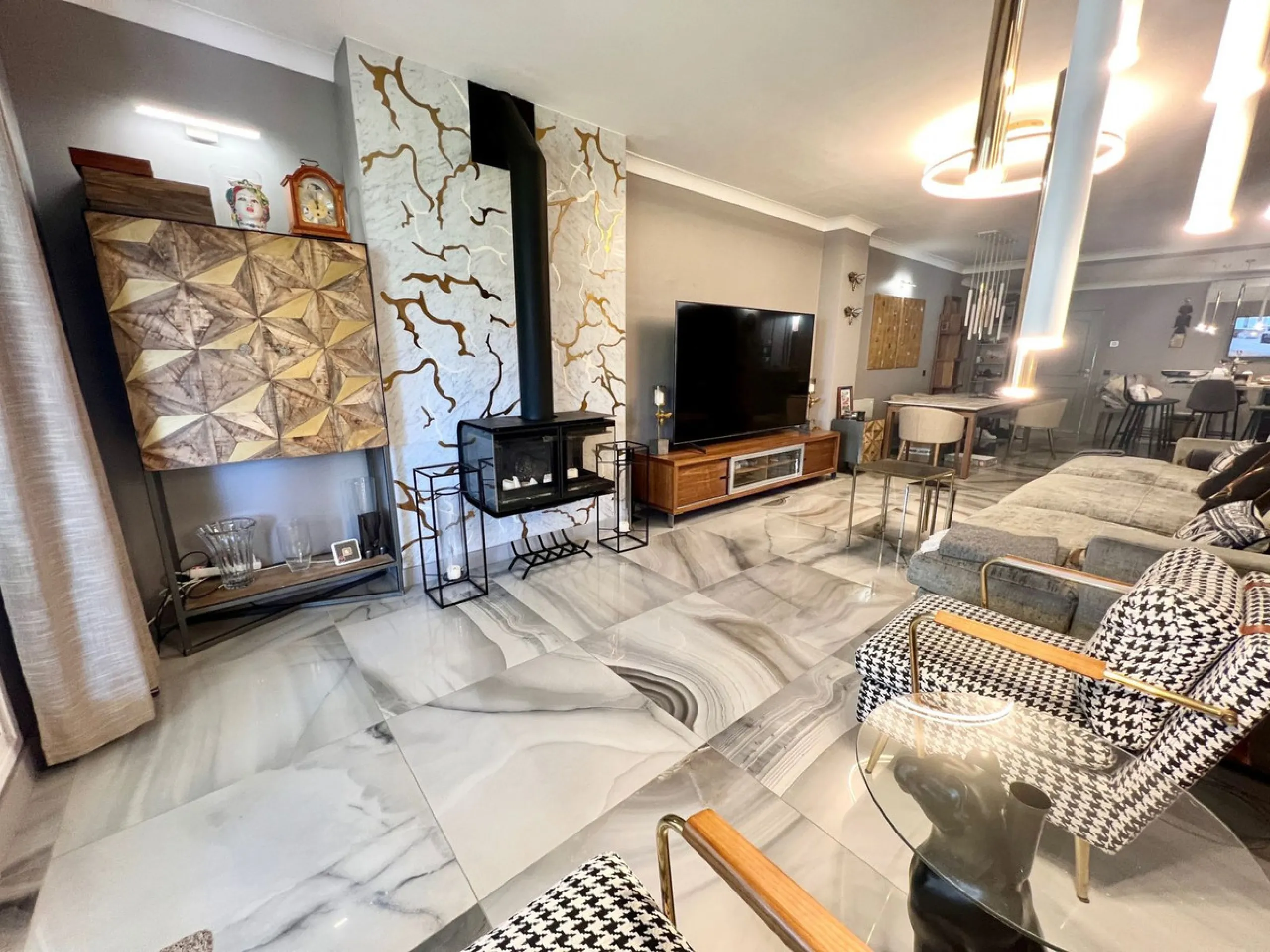 Spacious ground floor apartment beachfront promenade San Pedro de Alcantara. Costa del Sol