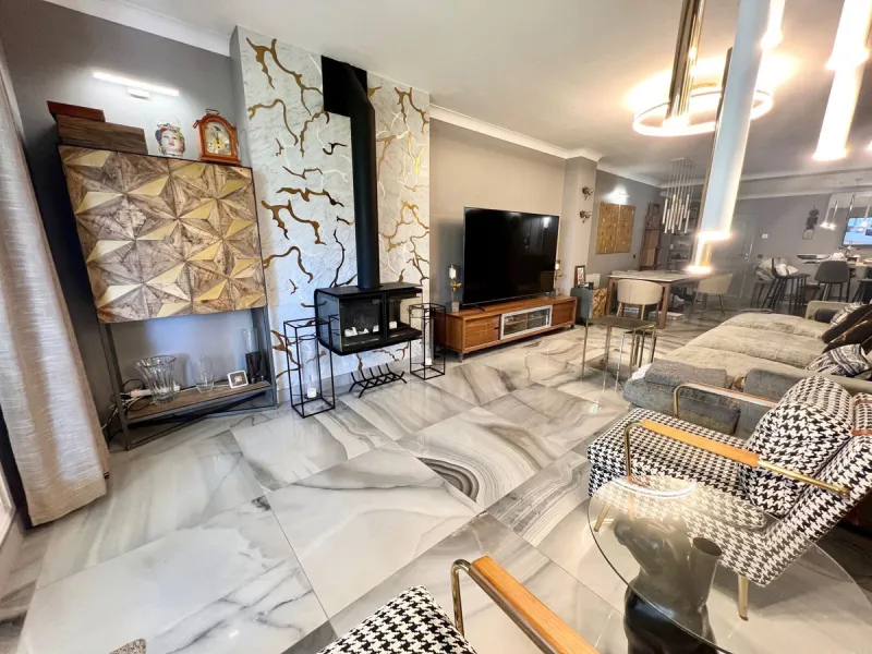 Spacious ground floor apartment beachfront promenade San Pedro de Alcantara. Costa del Sol