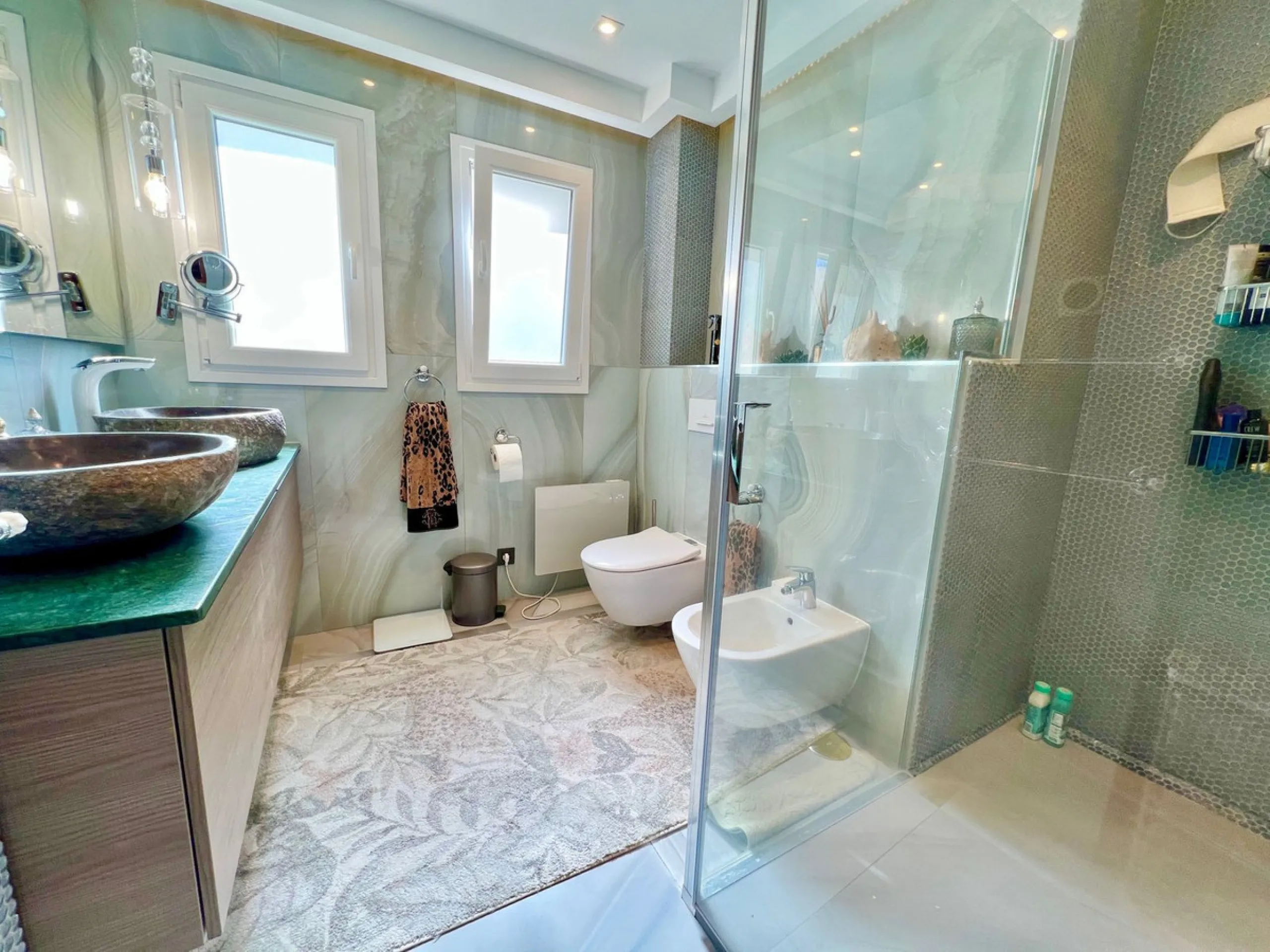 Spacious ground floor apartment beachfront promenade San Pedro de Alcantara. Costa del Sol