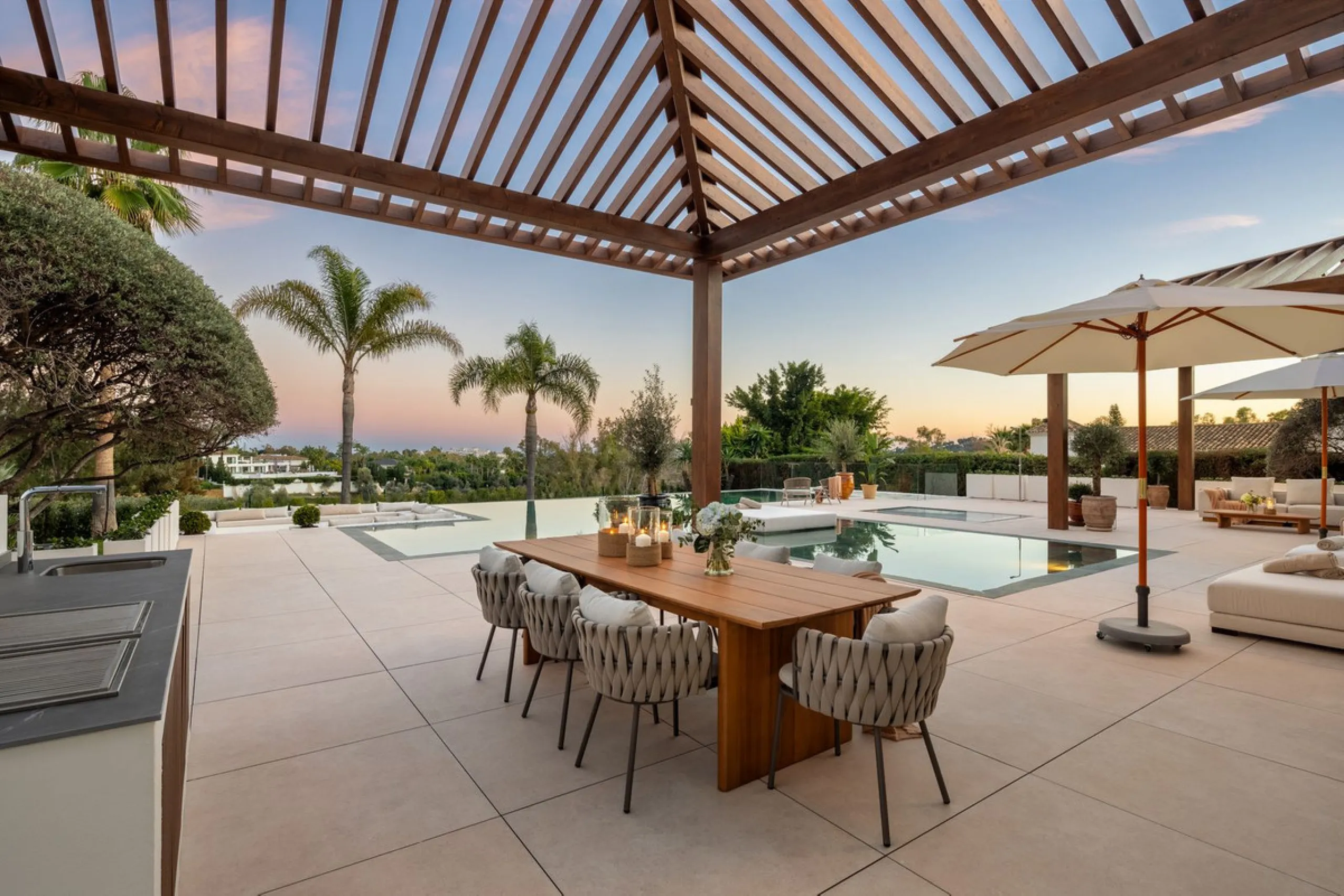 Villa in erster Golflinie mit Meerblick in Nueva Andalucía, Marbella