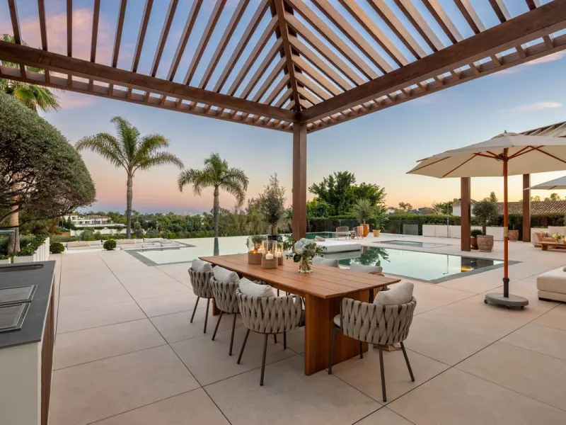 Villa in erster Golflinie mit Meerblick in Nueva Andalucía, Marbella
