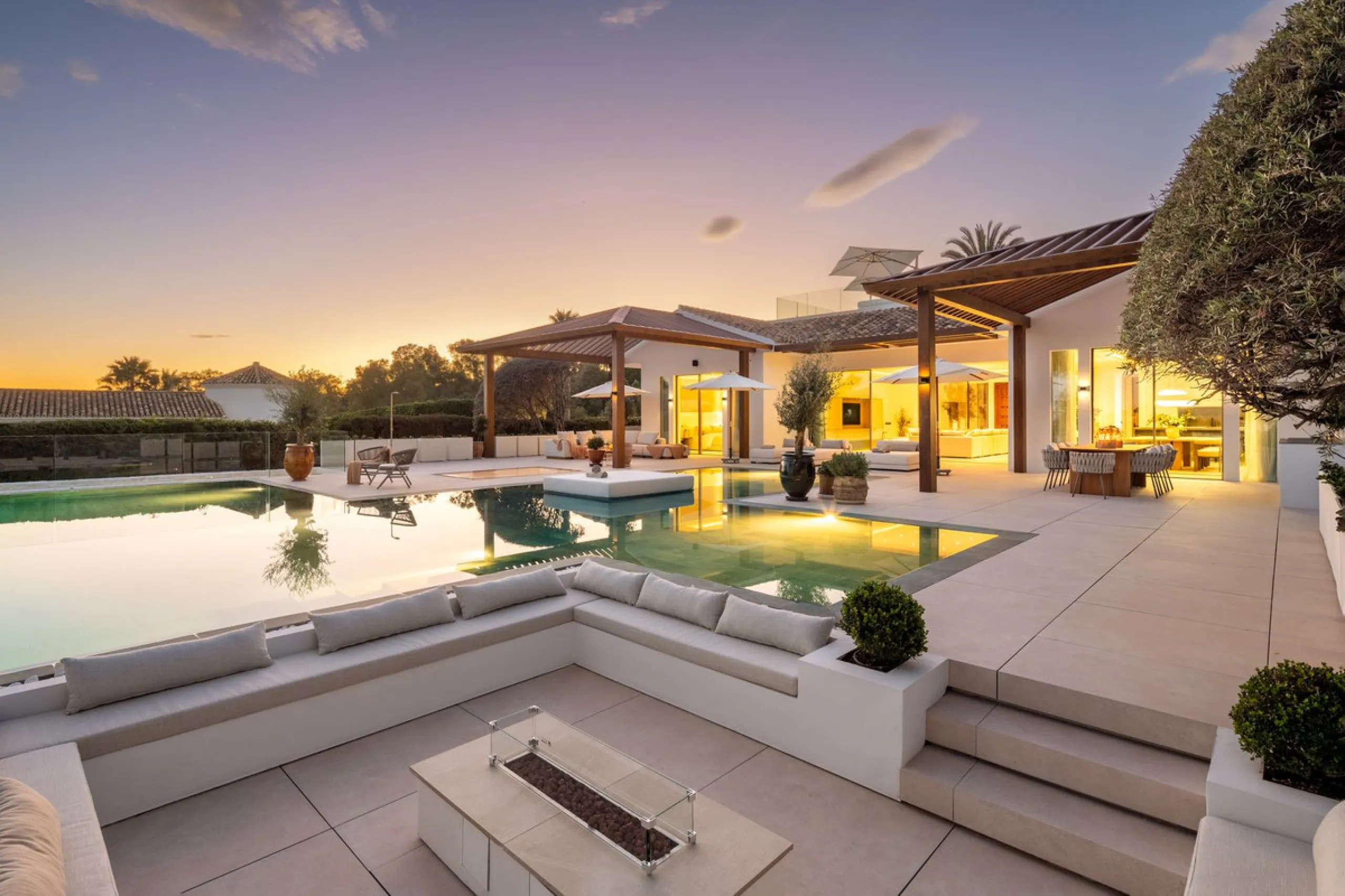 Villa in erster Golflinie mit Meerblick in Nueva Andalucía, Marbella