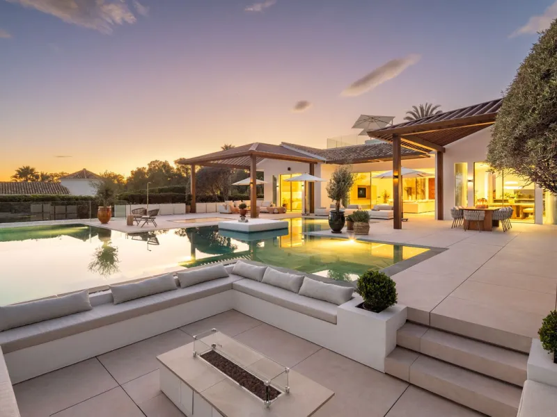 Villa in erster Golflinie mit Meerblick in Nueva Andalucía, Marbella