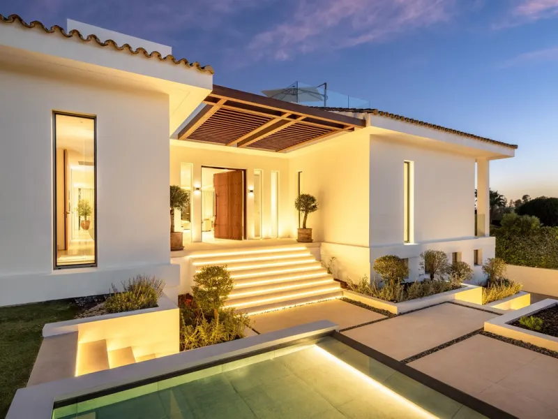 Villa in erster Golflinie mit Meerblick in Nueva Andalucía, Marbella