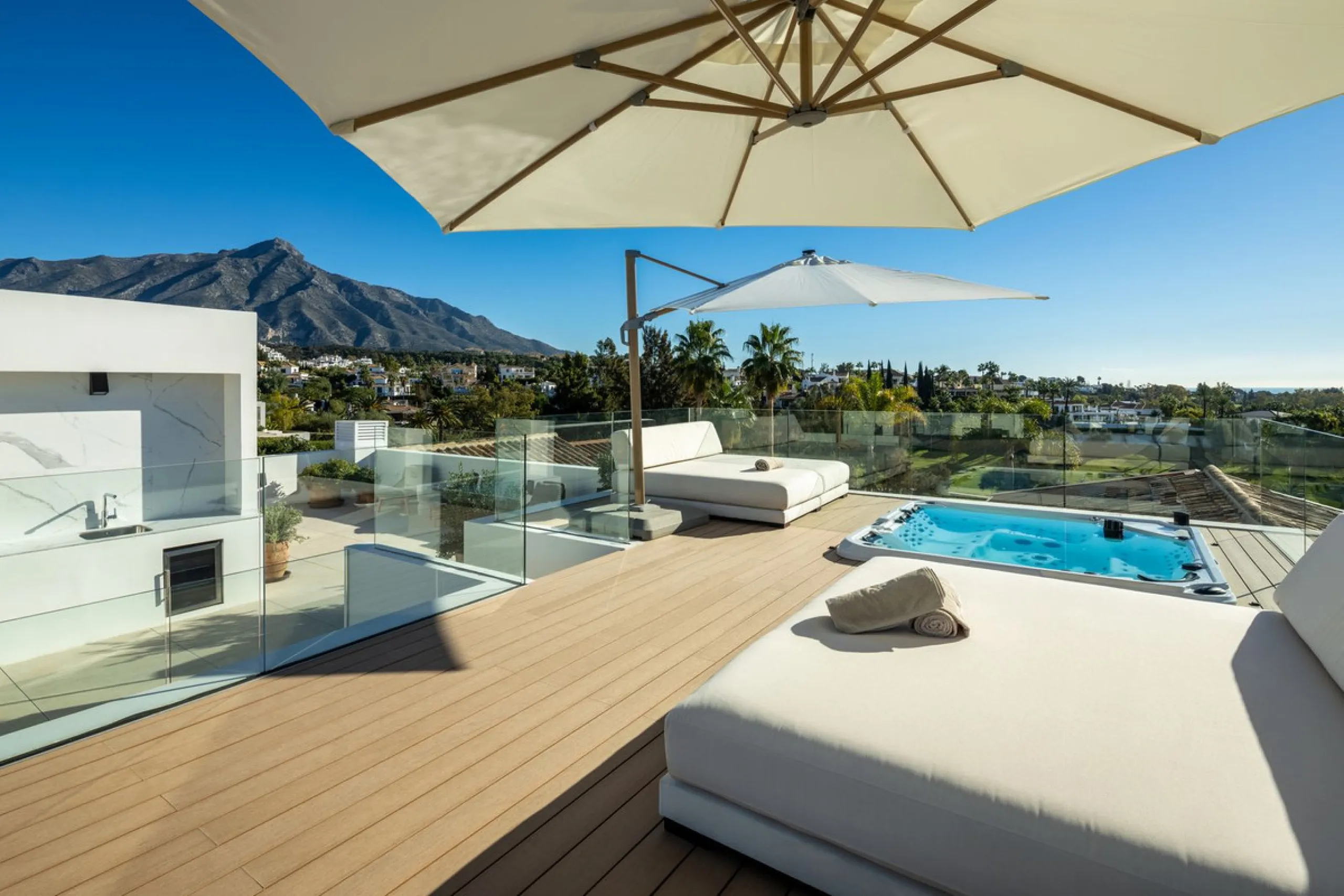 Villa in erster Golflinie mit Meerblick in Nueva Andalucía, Marbella
