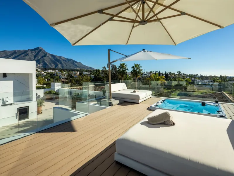 Villa in erster Golflinie mit Meerblick in Nueva Andalucía, Marbella