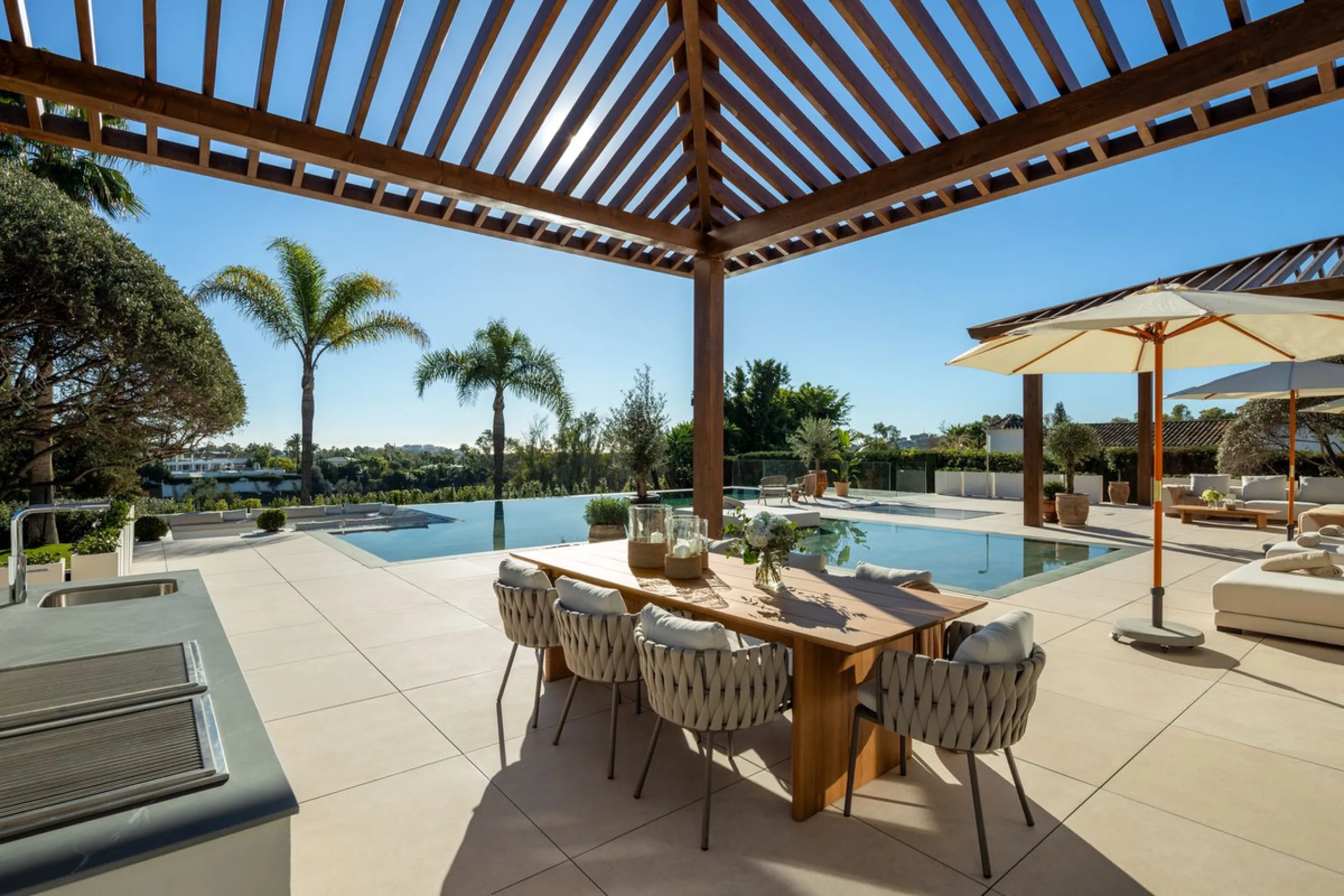 Villa in erster Golflinie mit Meerblick in Nueva Andalucía, Marbella