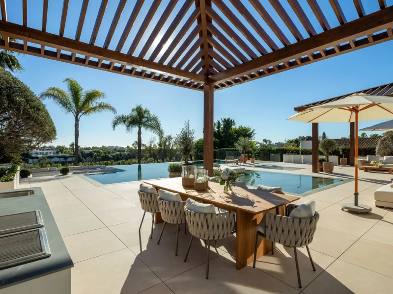 Villa in erster Golflinie mit Meerblick in Nueva Andalucía, Marbella