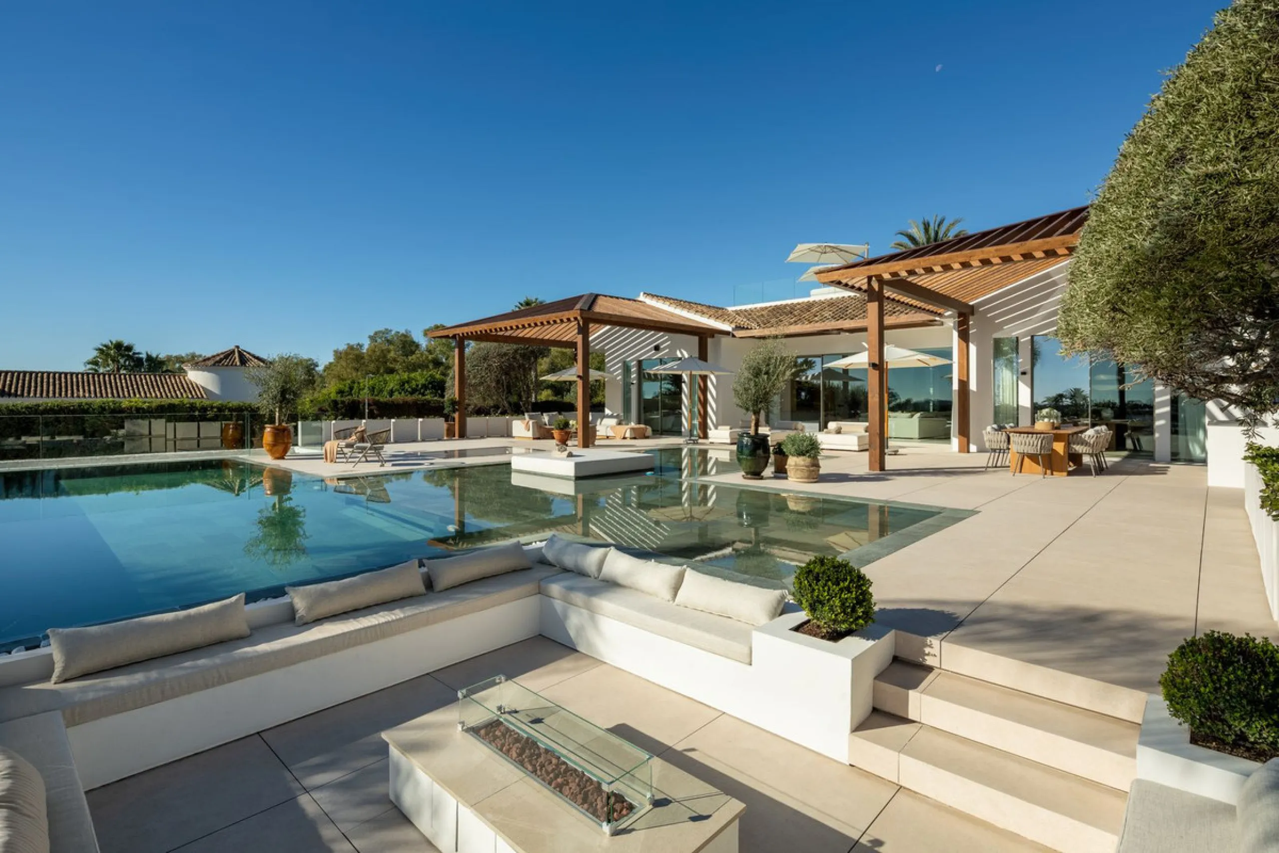 Villa in erster Golflinie mit Meerblick in Nueva Andalucía, Marbella