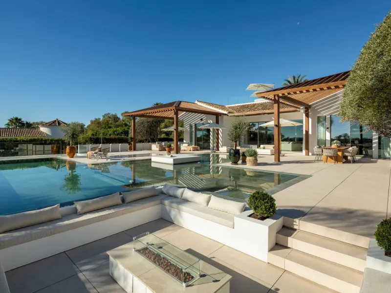 Villa in erster Golflinie mit Meerblick in Nueva Andalucía, Marbella