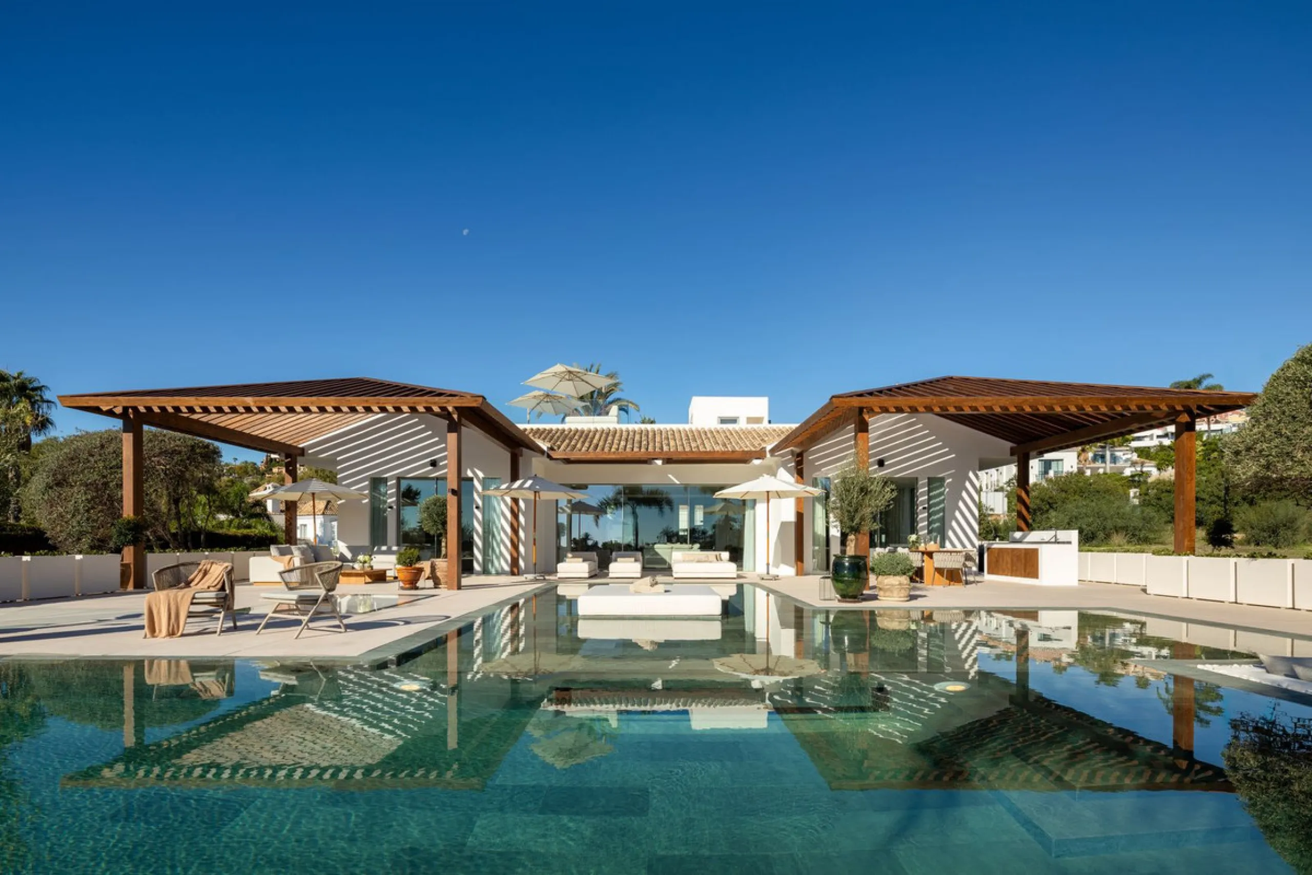 Villa in erster Golflinie mit Meerblick in Nueva Andalucía, Marbella