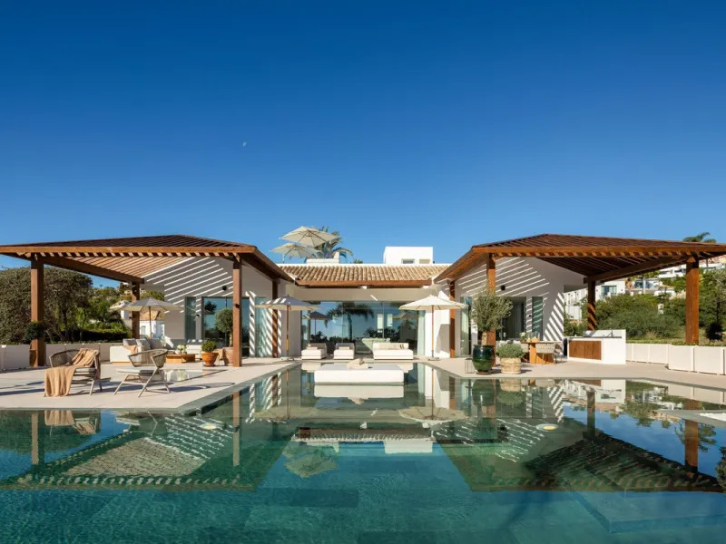 Villa in erster Golflinie mit Meerblick in Nueva Andalucía, Marbella