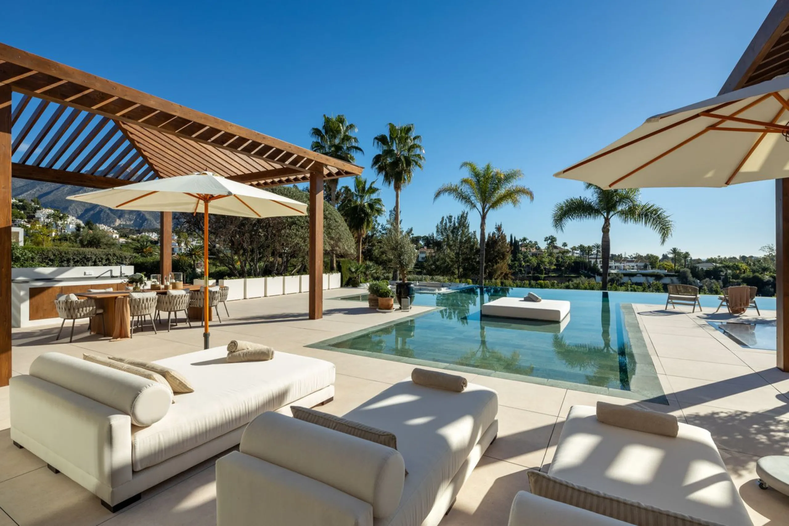 Villa in erster Golflinie mit Meerblick in Nueva Andalucía, Marbella