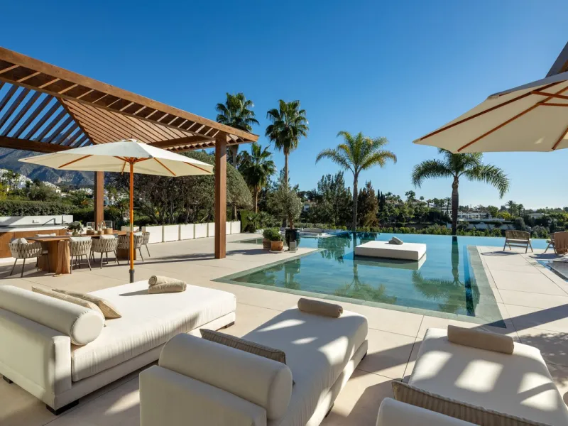 Villa in erster Golflinie mit Meerblick in Nueva Andalucía, Marbella