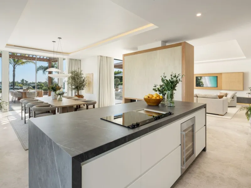 Villa in erster Golflinie mit Meerblick in Nueva Andalucía, Marbella