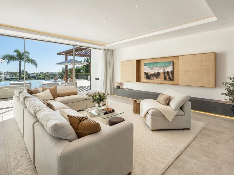 Villa in erster Golflinie mit Meerblick in Nueva Andalucía, Marbella