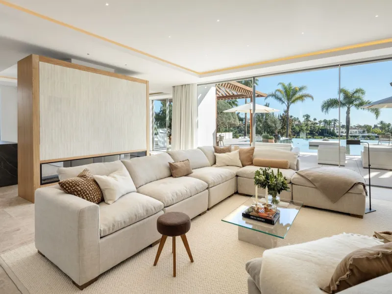 Villa in erster Golflinie mit Meerblick in Nueva Andalucía, Marbella