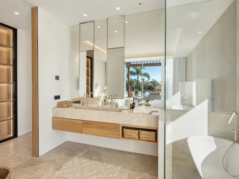 Villa in erster Golflinie mit Meerblick in Nueva Andalucía, Marbella