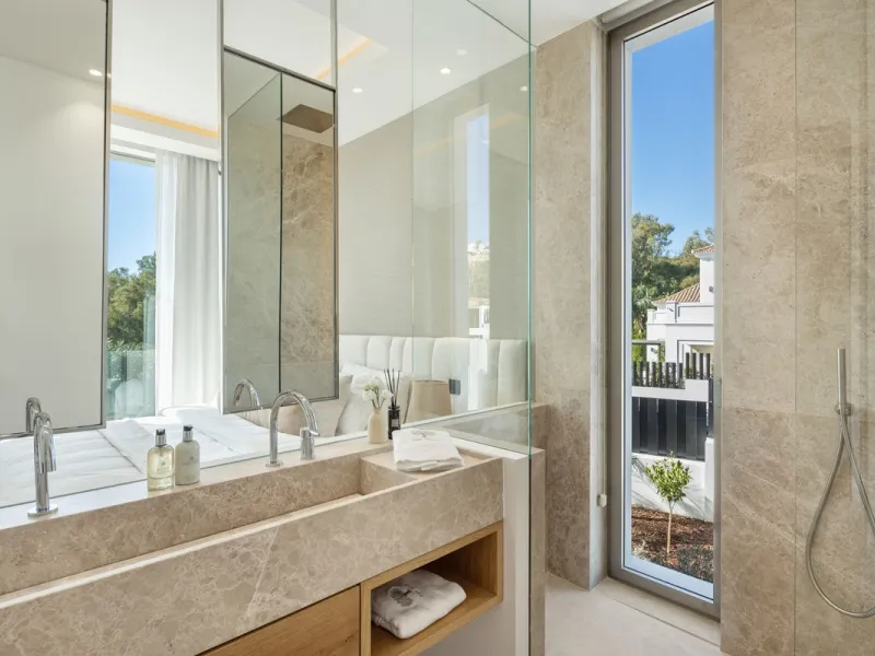 Villa in erster Golflinie mit Meerblick in Nueva Andalucía, Marbella