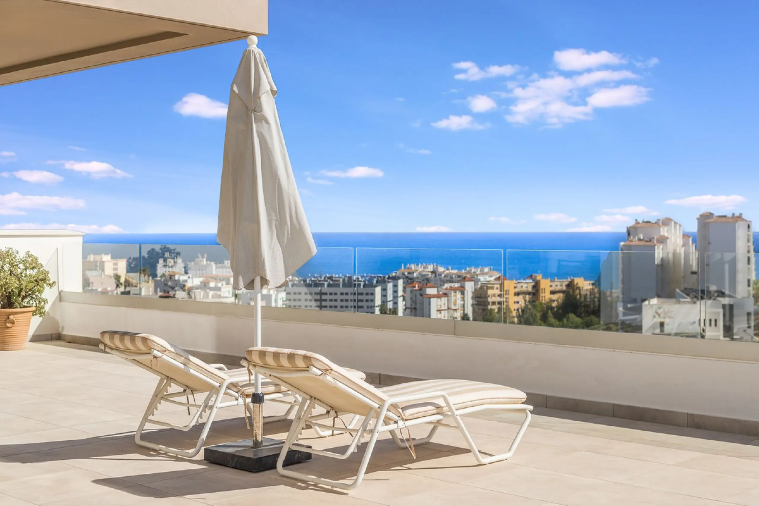 Exclusive Top-Floor Corner Apartment with Panoramic Sea Views – Las Mesas, Estepona