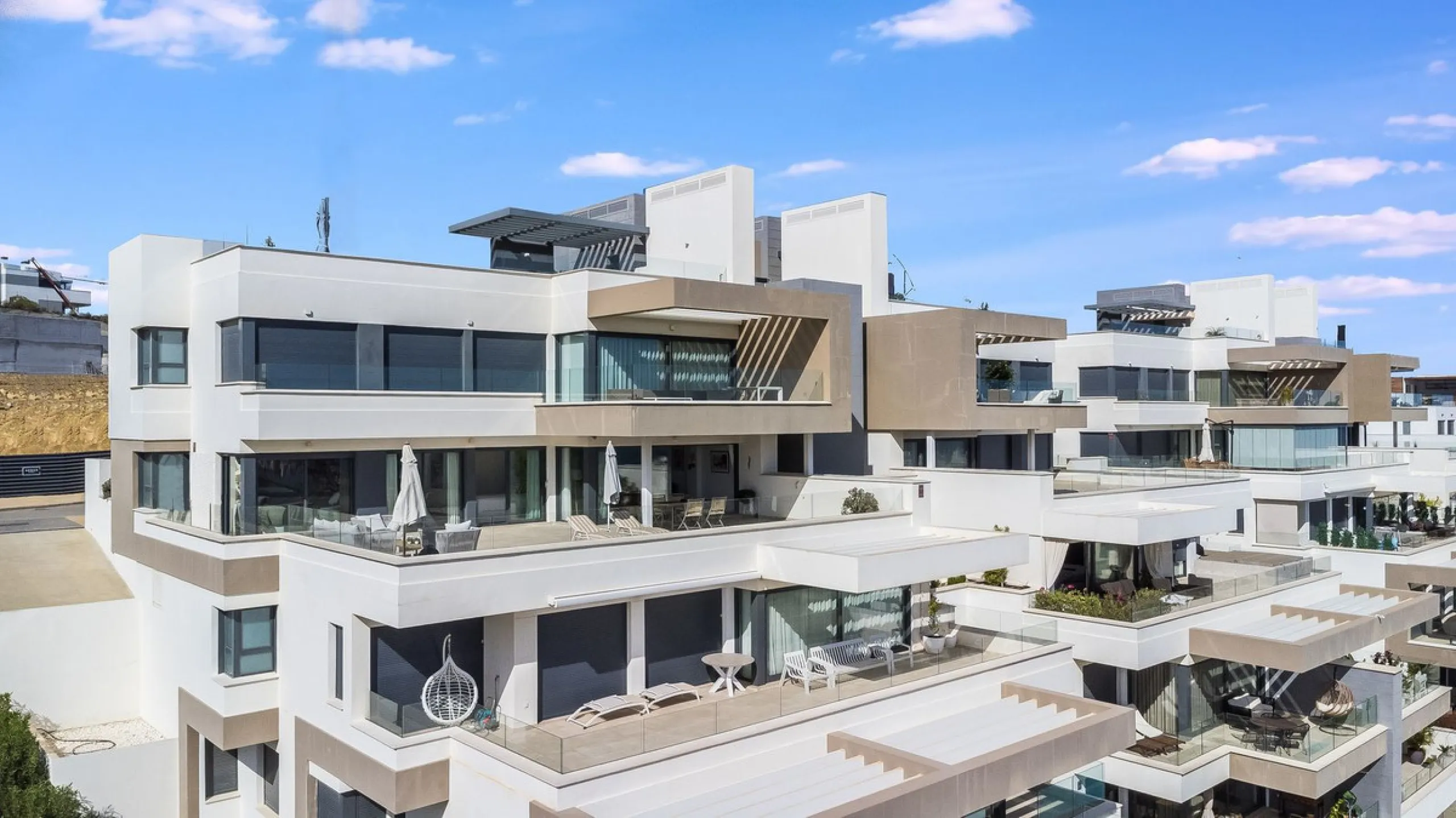 Exclusive Top-Floor Corner Apartment with Panoramic Sea Views – Las Mesas, Estepona