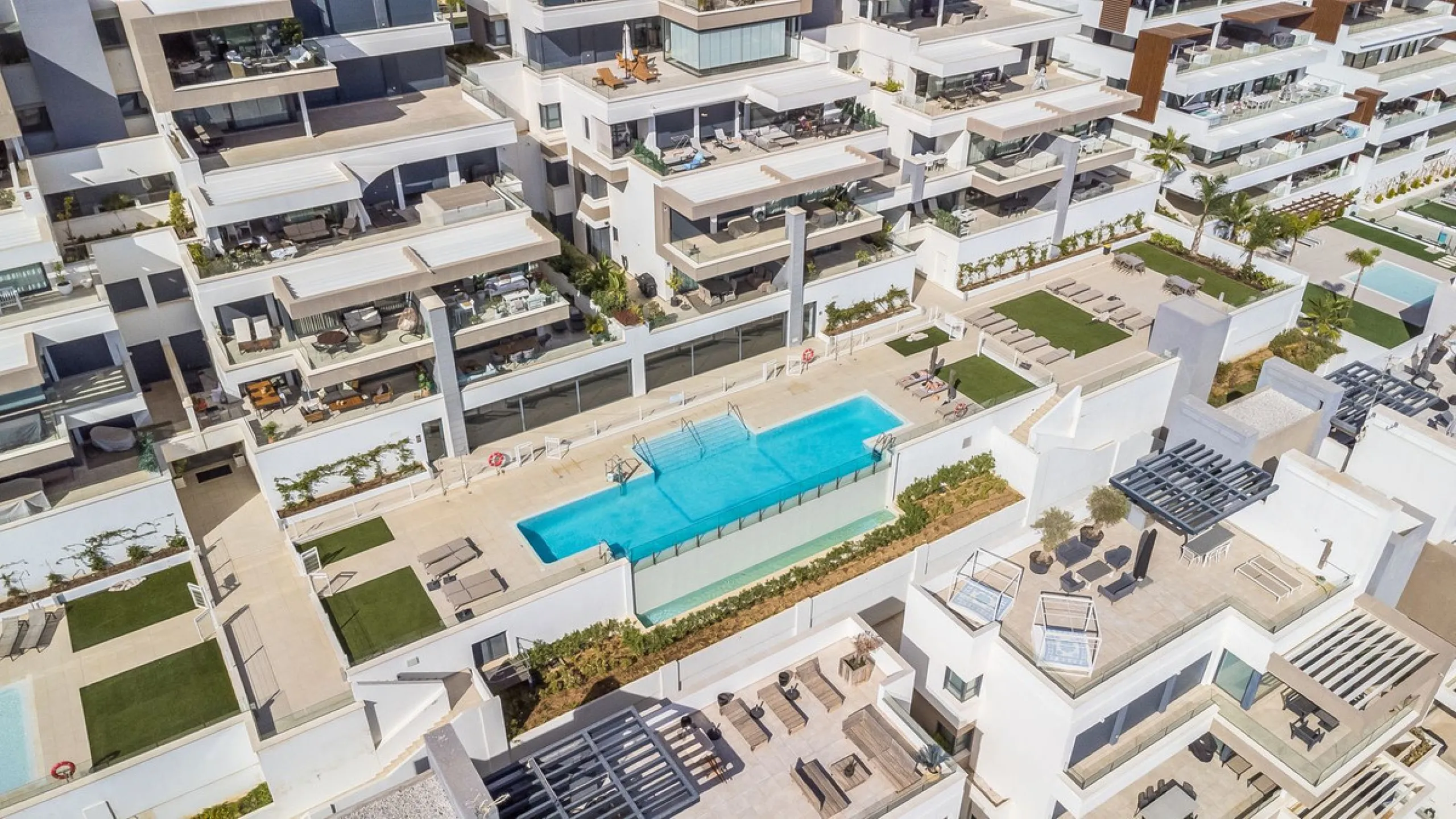 Exclusive Top-Floor Corner Apartment with Panoramic Sea Views – Las Mesas, Estepona