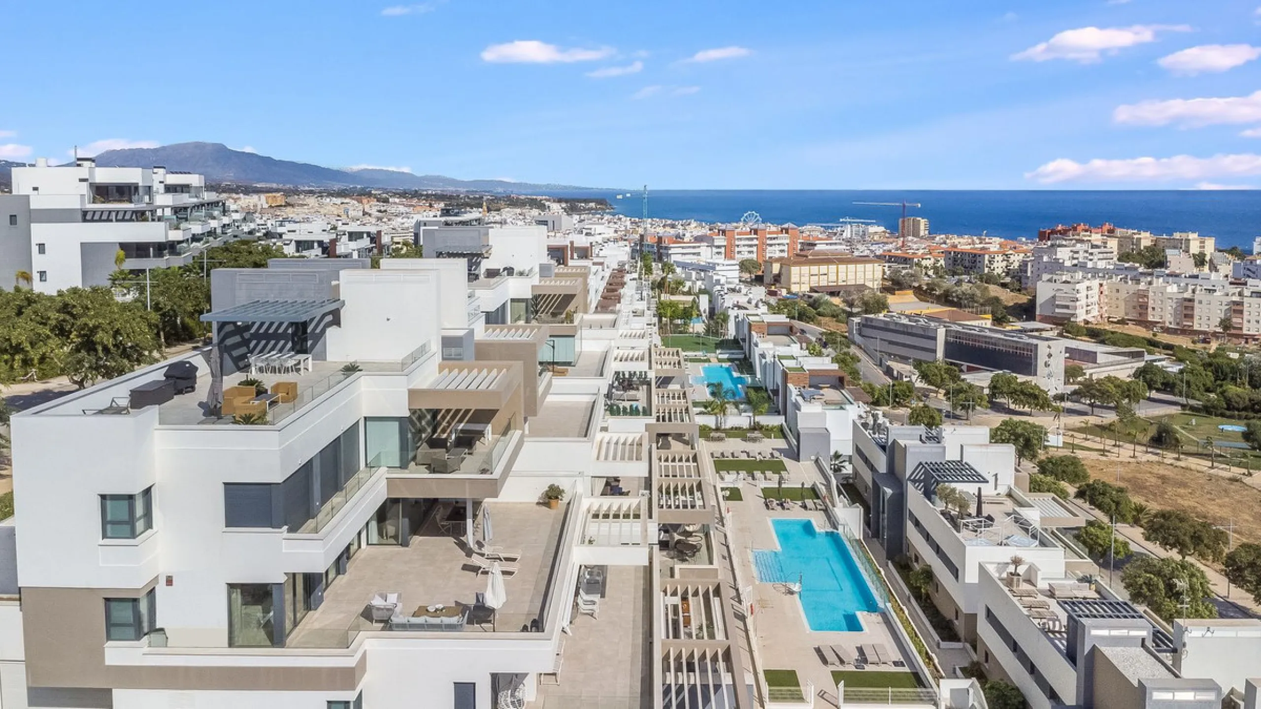 Exclusive Top-Floor Corner Apartment with Panoramic Sea Views – Las Mesas, Estepona