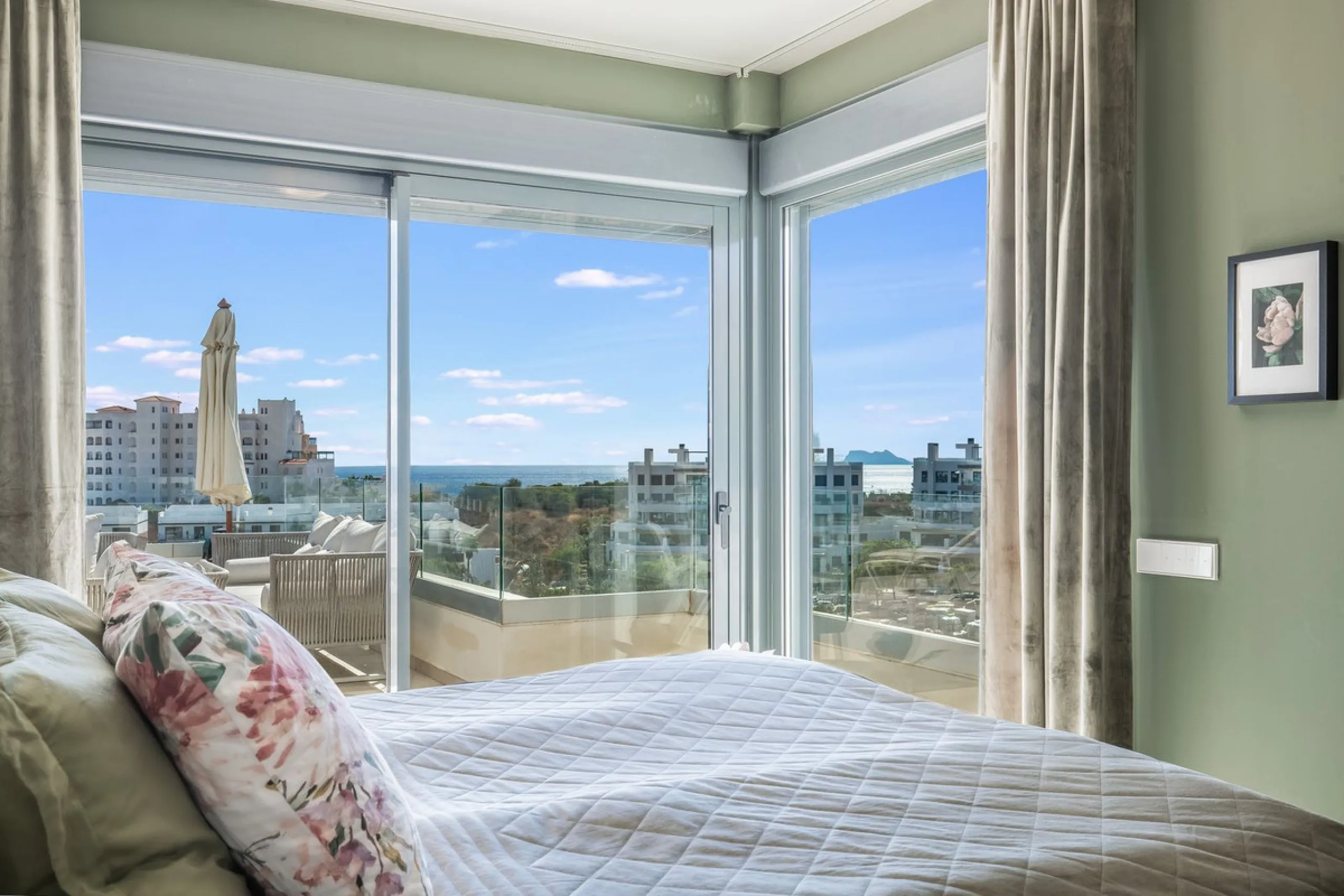 Exclusive Top-Floor Corner Apartment with Panoramic Sea Views – Las Mesas, Estepona