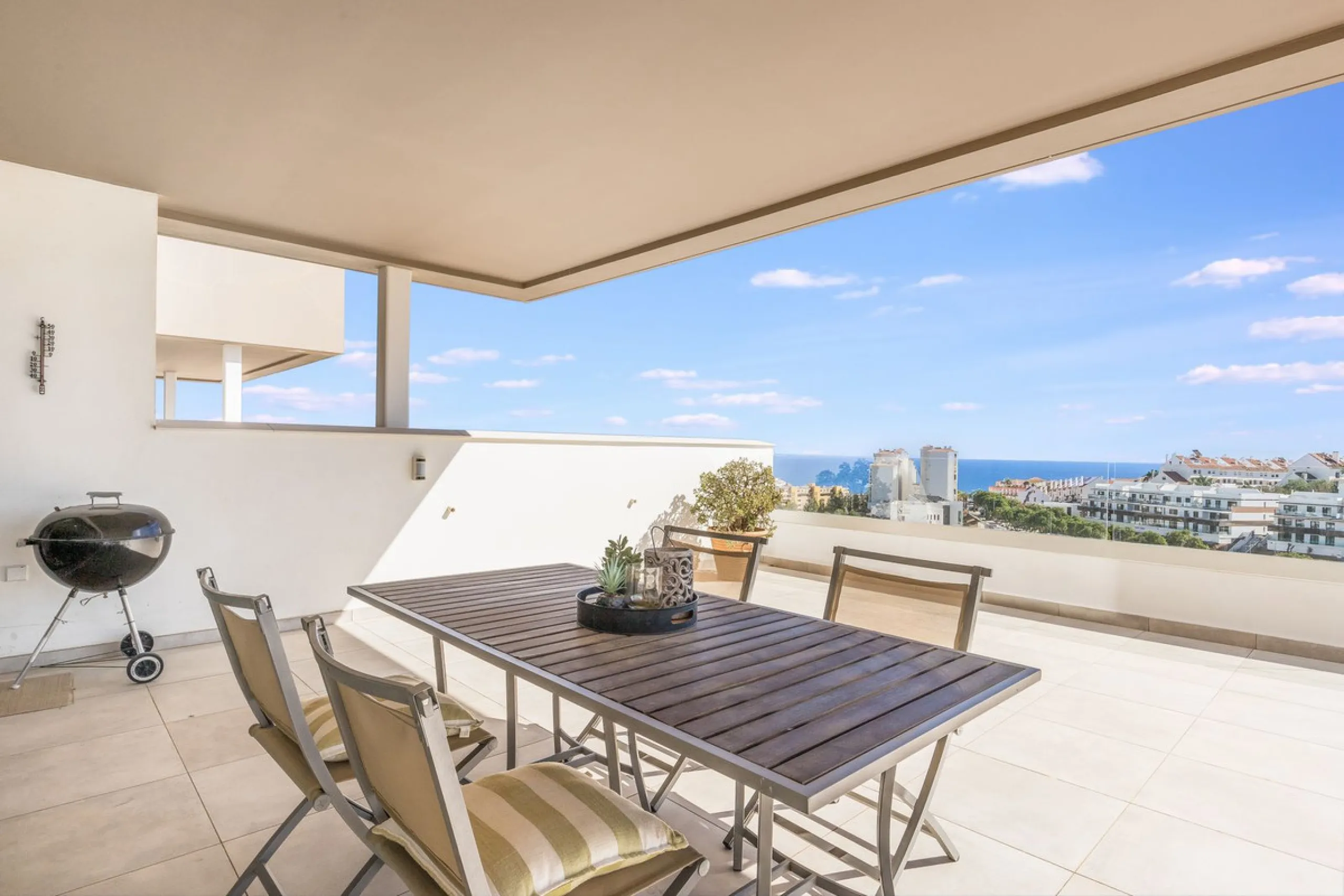 Exclusive Top-Floor Corner Apartment with Panoramic Sea Views – Las Mesas, Estepona