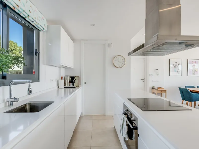 Exclusive Top-Floor Corner Apartment with Panoramic Sea Views – Las Mesas, Estepona