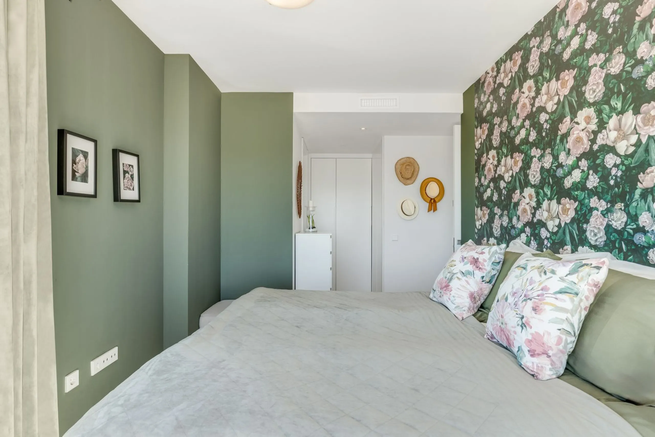Exclusive Top-Floor Corner Apartment with Panoramic Sea Views – Las Mesas, Estepona