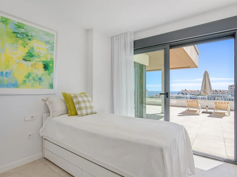 Exclusive Top-Floor Corner Apartment with Panoramic Sea Views – Las Mesas, Estepona