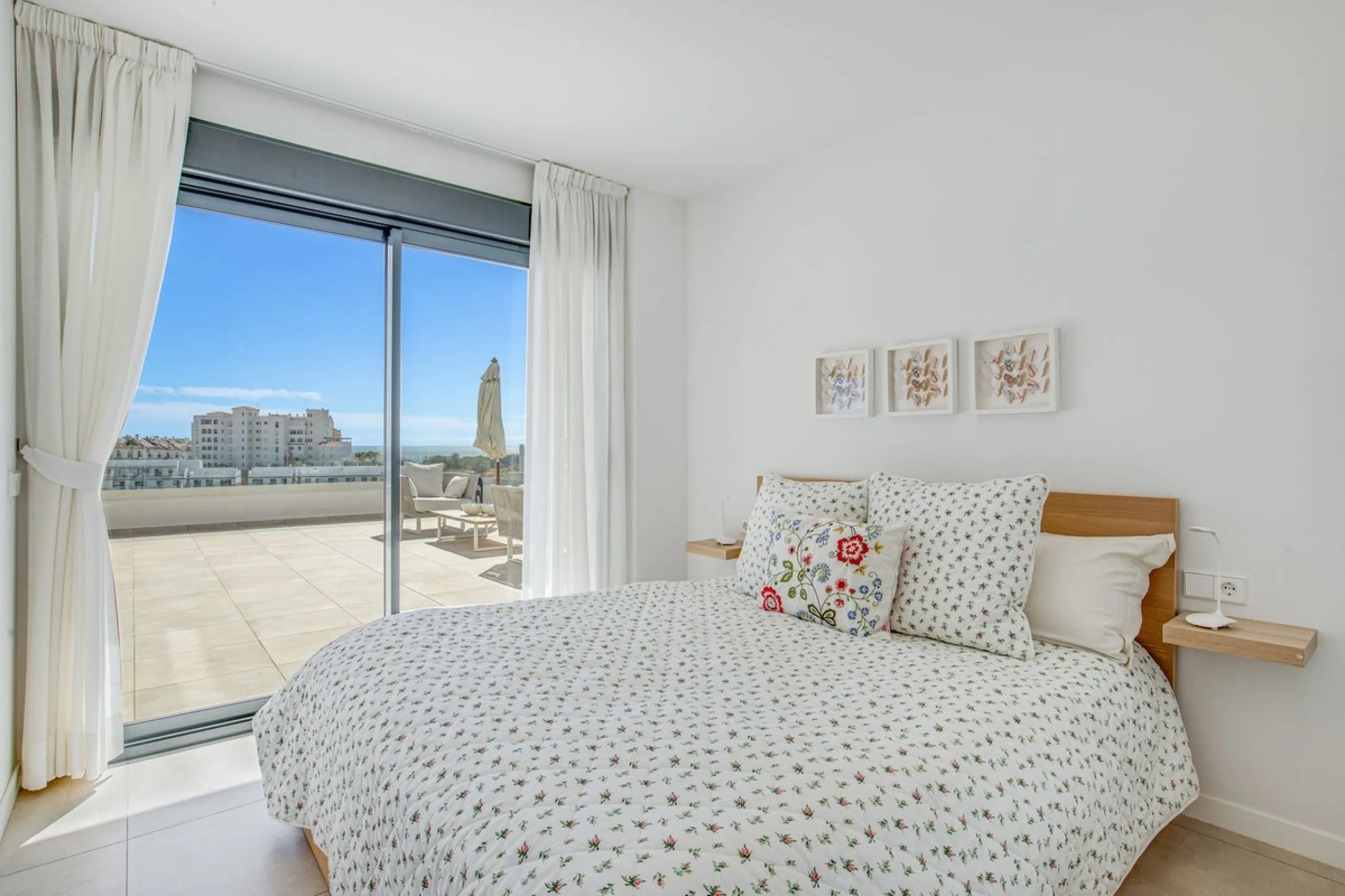 Exclusive Top-Floor Corner Apartment with Panoramic Sea Views – Las Mesas, Estepona