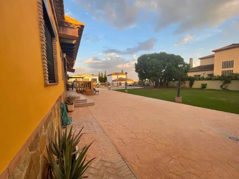 House - Detached Villa в продаже в Mijas, Málaga. В доме 4 спален и 5 ванных комнат. Площадь дома 580 м². Площадь участка 1200 м²