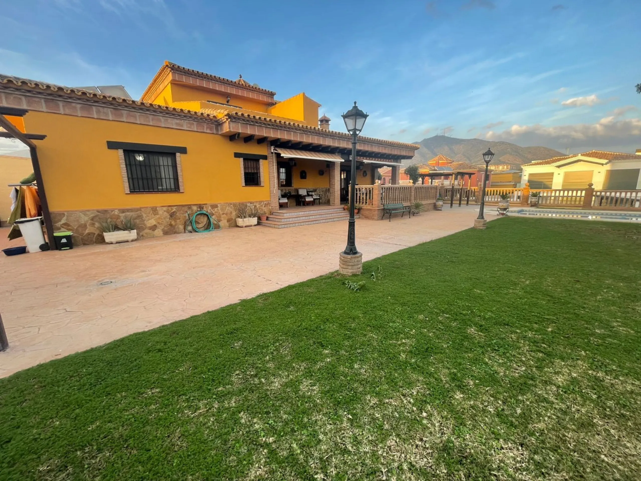 House - Detached Villa в продаже в Mijas, Málaga. В доме 4 спален и 5 ванных комнат. Площадь дома 580 м². Площадь участка 1200 м²