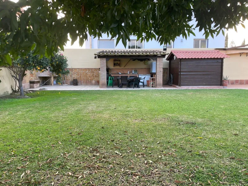 House - Detached Villa в продаже в Mijas, Málaga. В доме 4 спален и 5 ванных комнат. Площадь дома 580 м². Площадь участка 1200 м²