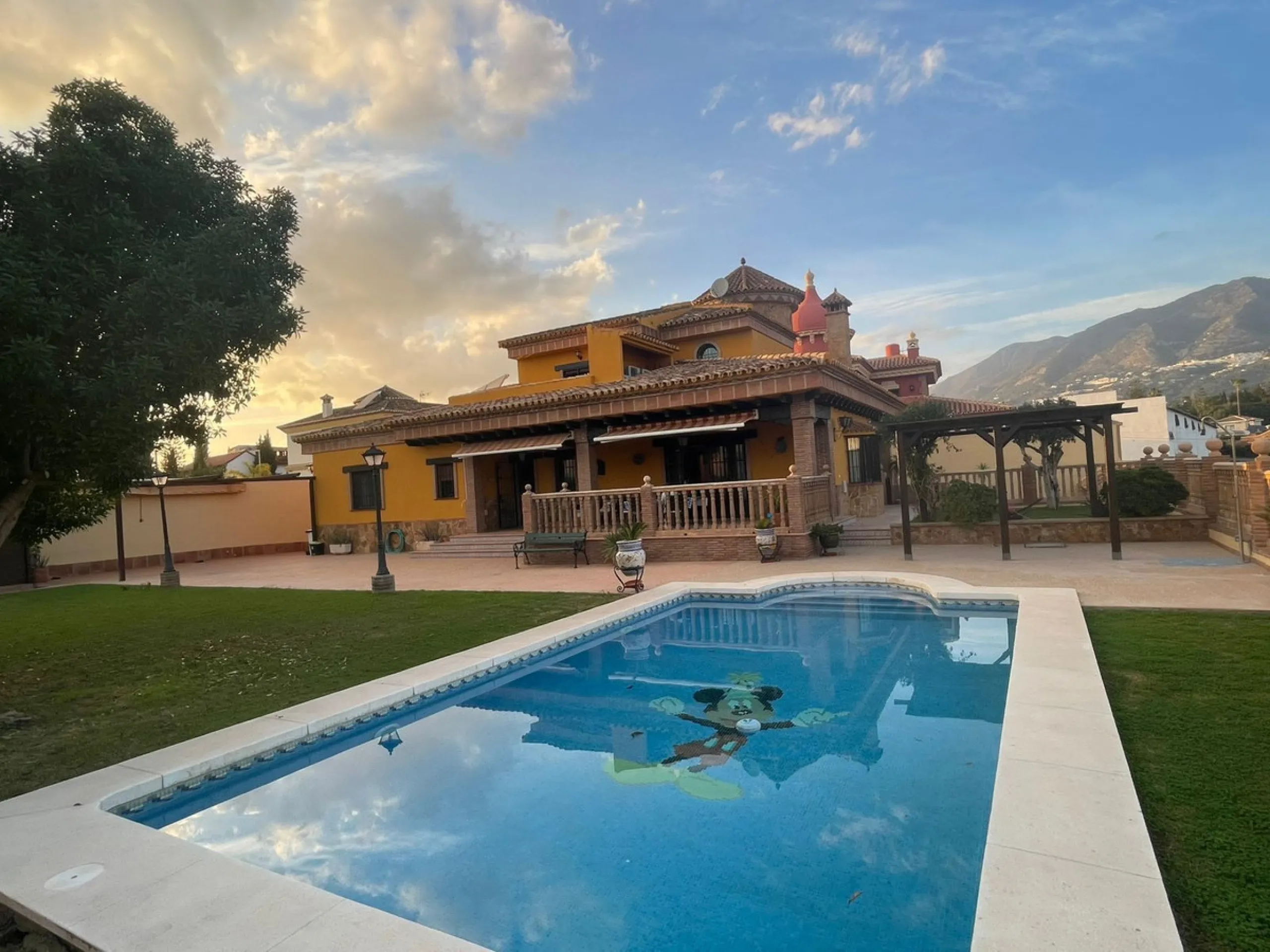 House - Detached Villa в продаже в Mijas, Málaga. В доме 4 спален и 5 ванных комнат. Площадь дома 580 м². Площадь участка 1200 м²