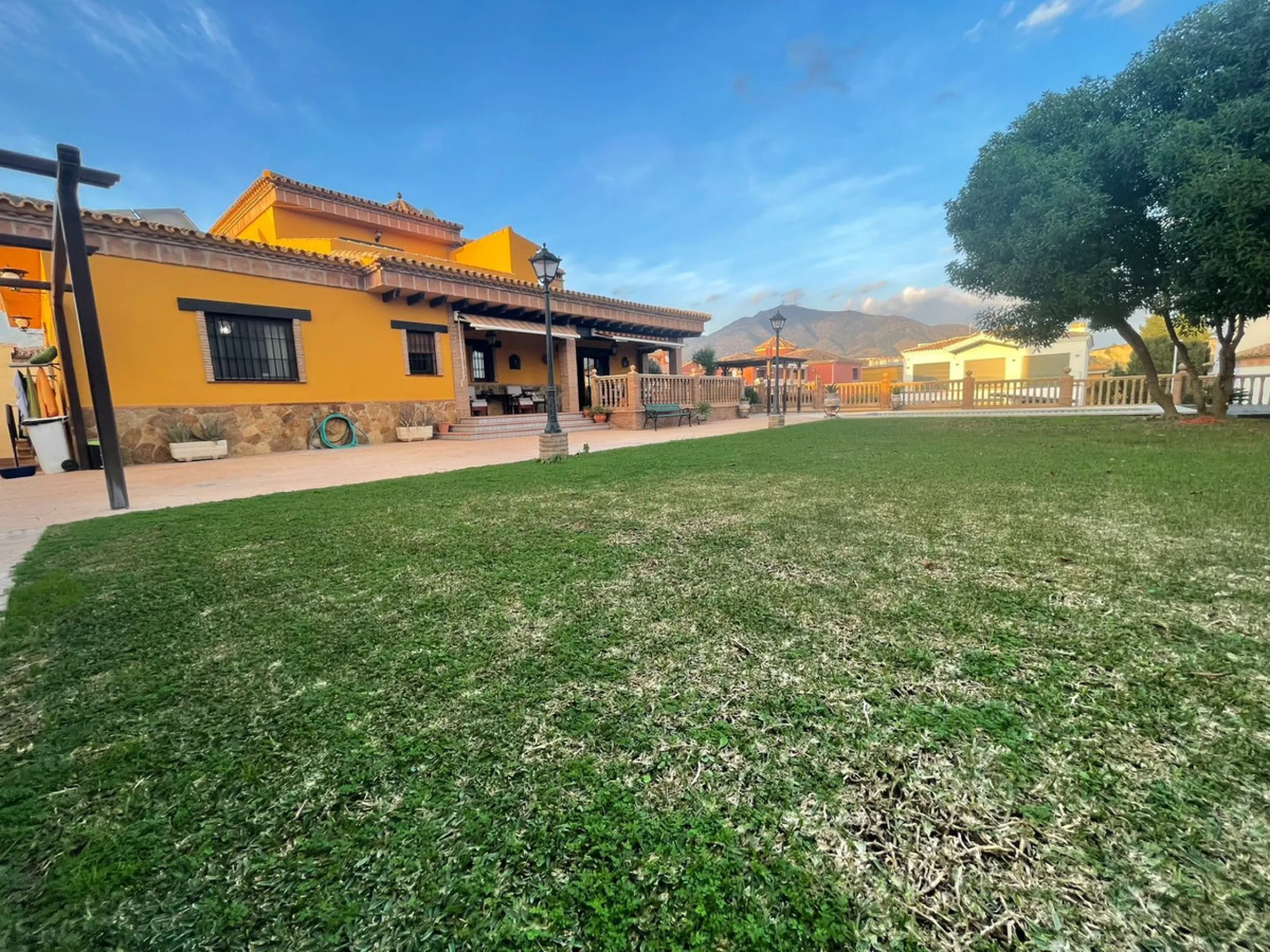 House - Detached Villa в продаже в Mijas, Málaga. В доме 4 спален и 5 ванных комнат. Площадь дома 580 м². Площадь участка 1200 м²