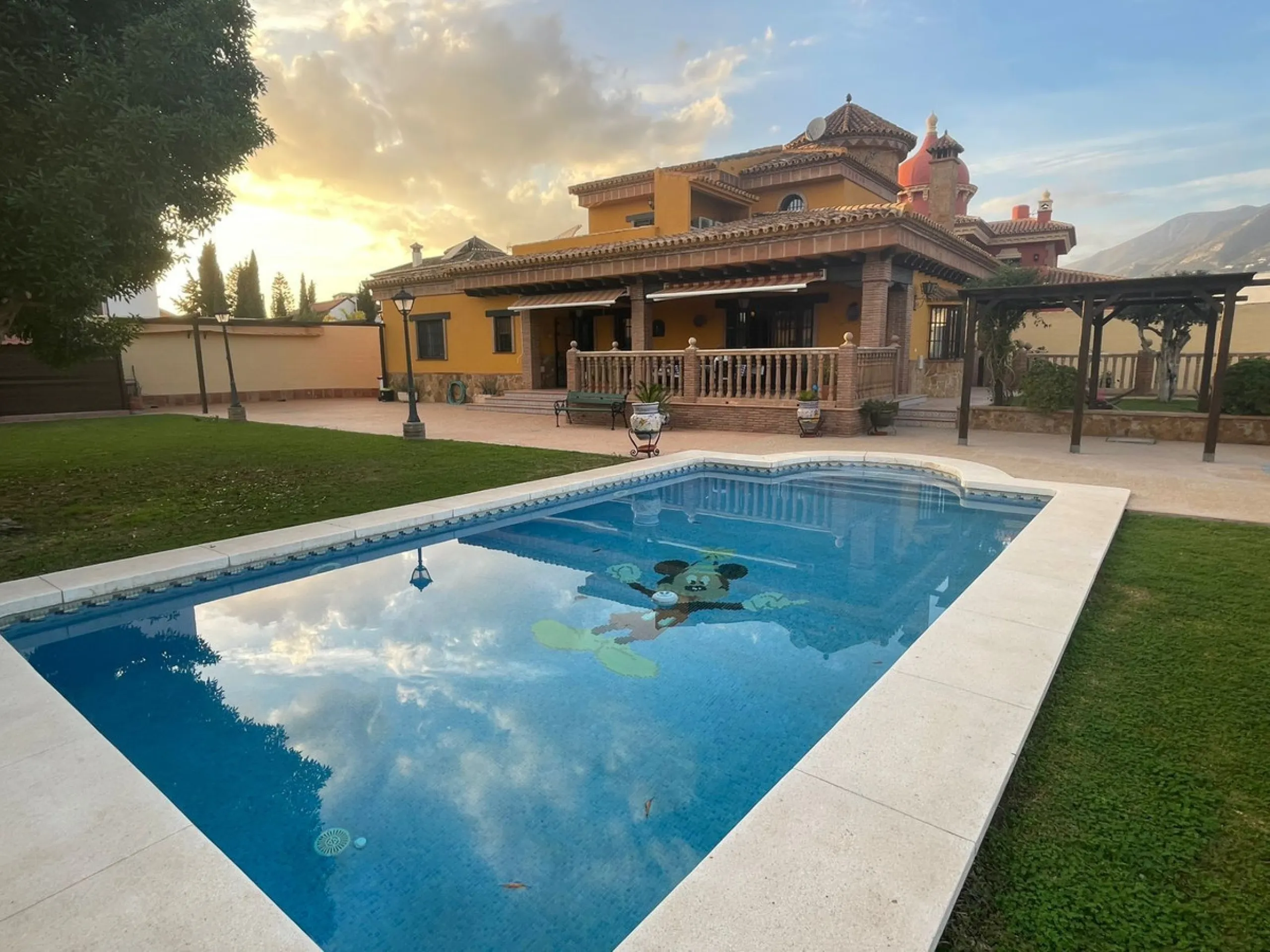 House - Detached Villa в продаже в Mijas, Málaga. В доме 4 спален и 5 ванных комнат. Площадь дома 580 м². Площадь участка 1200 м²