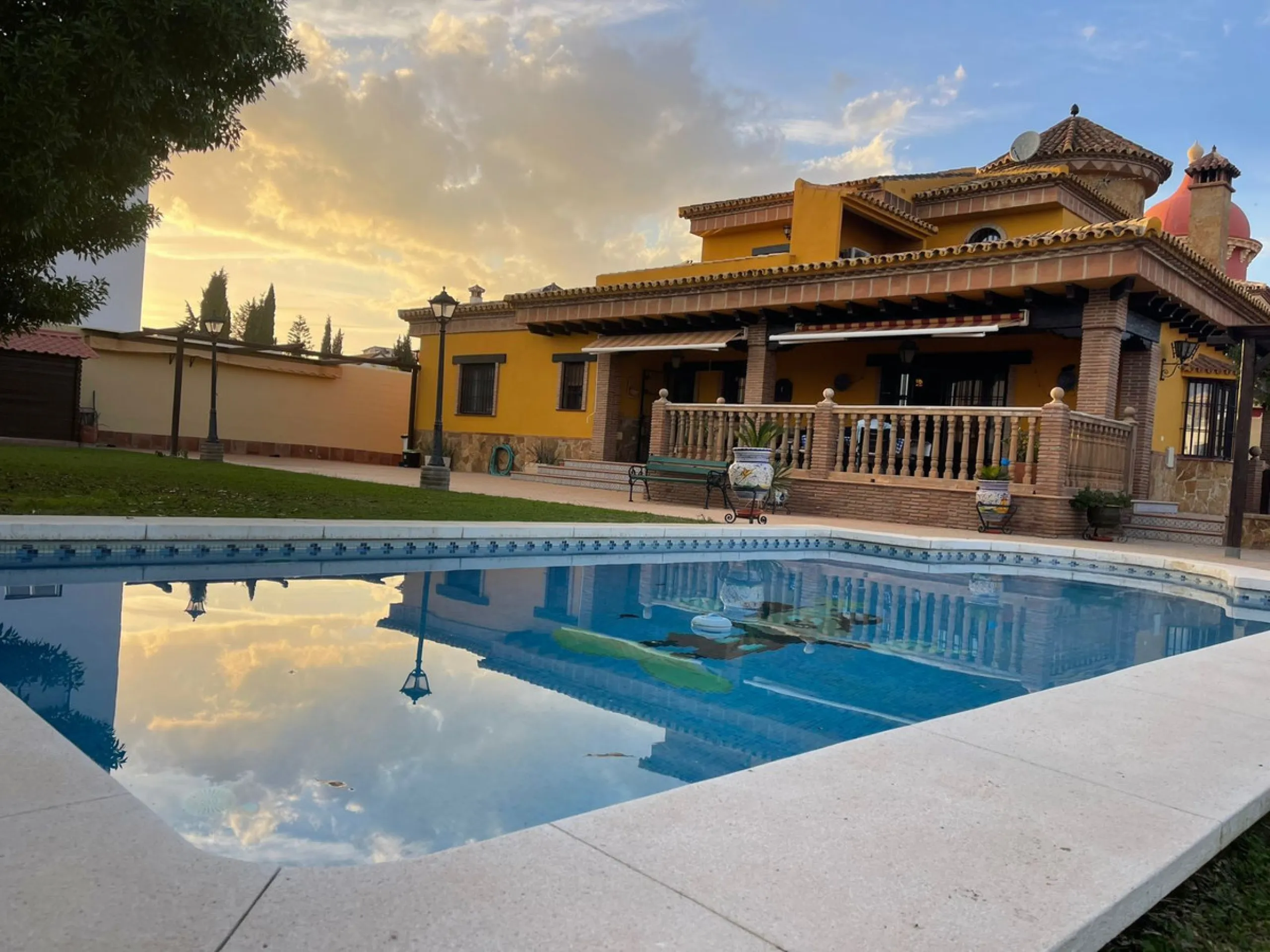 House - Detached Villa в продаже в Mijas, Málaga. В доме 4 спален и 5 ванных комнат. Площадь дома 580 м². Площадь участка 1200 м²