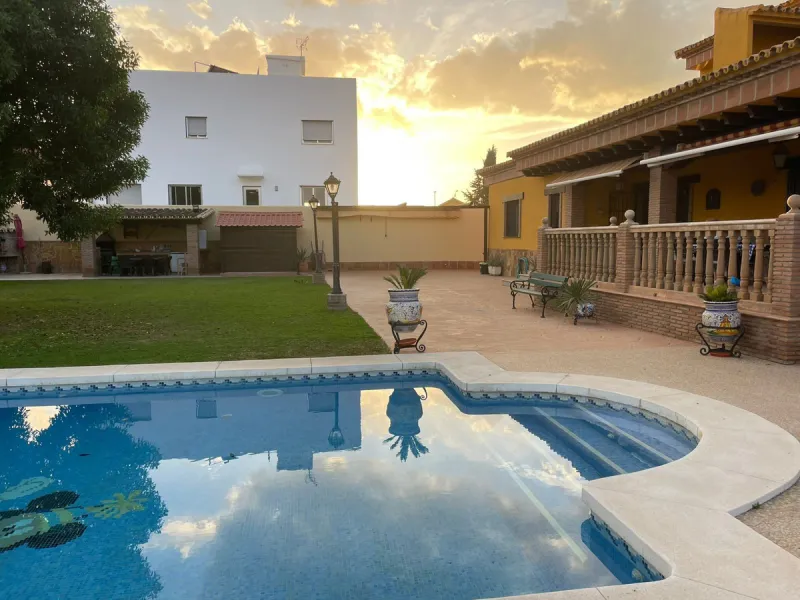 House - Detached Villa в продаже в Mijas, Málaga. В доме 4 спален и 5 ванных комнат. Площадь дома 580 м². Площадь участка 1200 м²