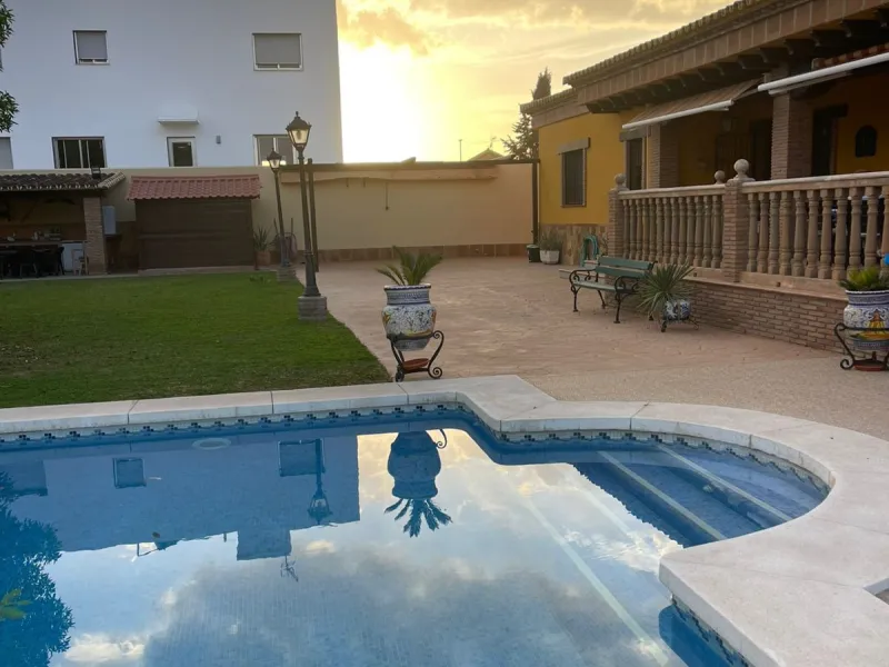 House - Detached Villa в продаже в Mijas, Málaga. В доме 4 спален и 5 ванных комнат. Площадь дома 580 м². Площадь участка 1200 м²